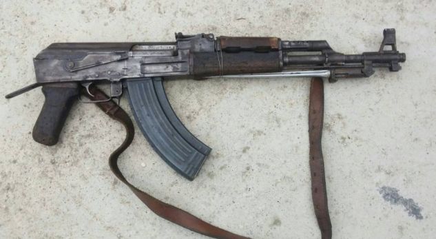 Pasi e rrahu, 30-vjeçari qëllon me armë drejt banesës së 24-vjeçarit