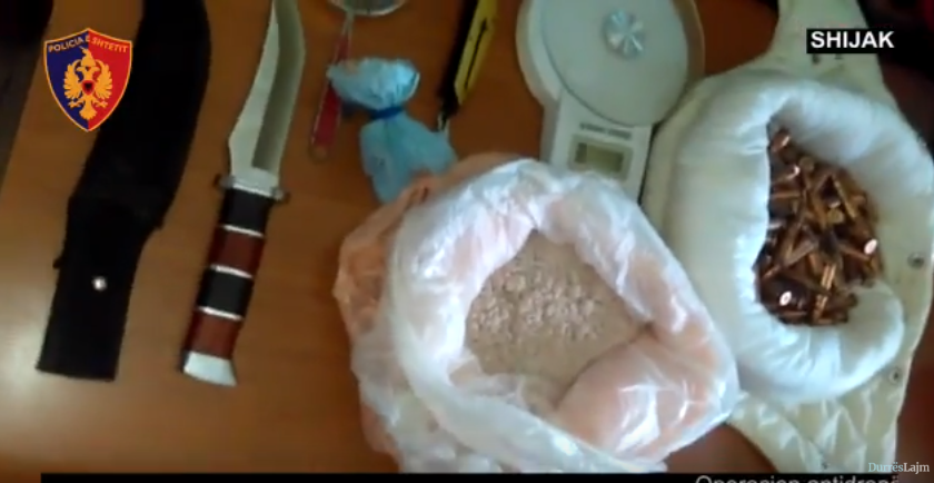 Heroinë, thikë e fishekë, shpallet në kërkim shijaksi (VIDEO)