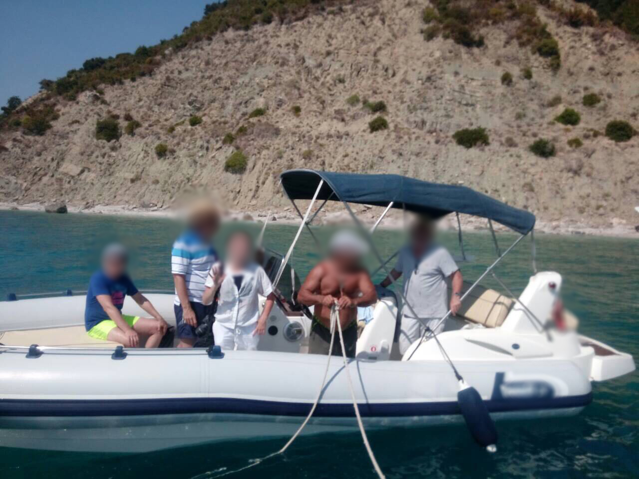 U prishet gomonia në mes të detit, policia shpëton 7 persona