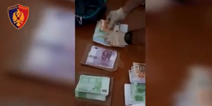 Familja shqiptare gjen në Llogara 115 mijë euro, i dorëzon në Polici (VIDEO)