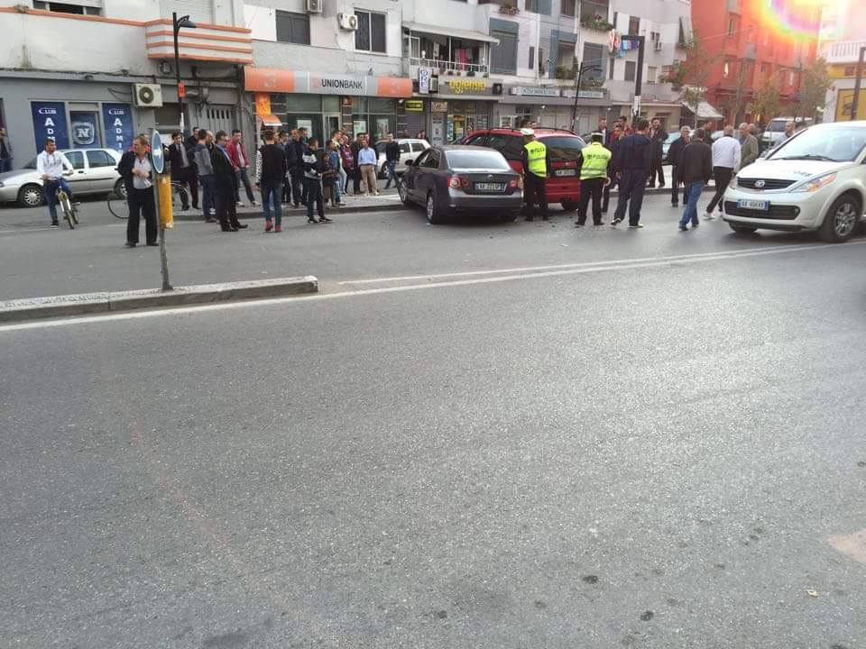 Një vajzë e dy burra shkaktojnë 3 aksidente në Durrës, 3 të plagosur