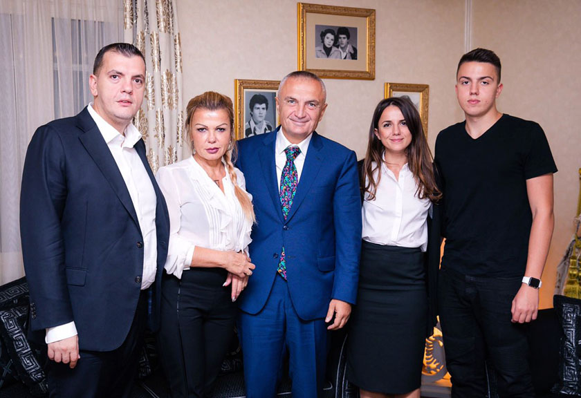 Meta në familjen e Azem Hajdarit, vlërson rolin historik të tij (FOTO)