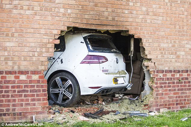 Makina përfundon brenda në shtëpi, 4 të plagosur (FOTO)