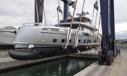 Porsche “zbret” në ujë (FOTO)