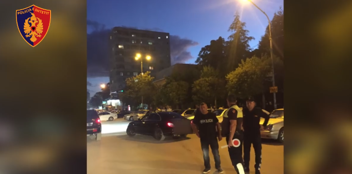 VIDEO/ Bllokohen 16 makina luksoze, njëra e blinduar, dy pronarë s’i binden policisë