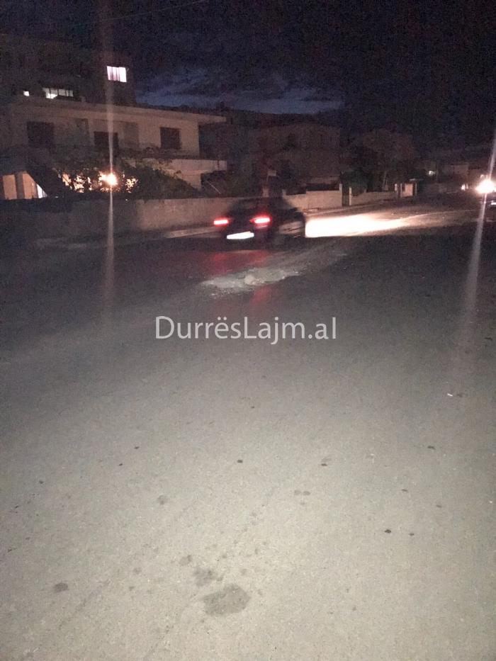 Kujdes në këtë rrugë në Durrës! Mund të shkatërroni makinat (VIDEO+FOTO)