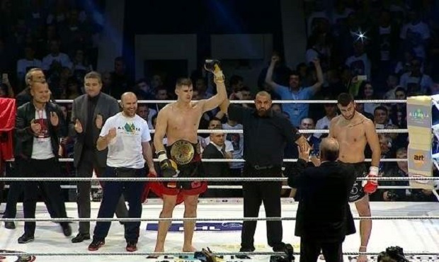 Kampionin shqiptar e pret ministri kanadez (FOTO)