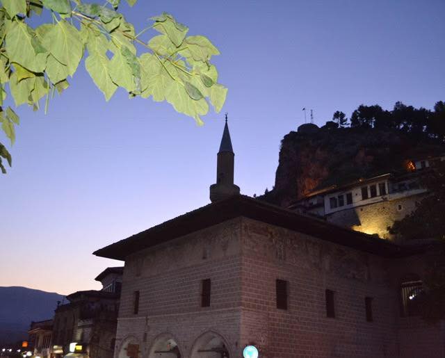 Rama uron Kurban Bajramin me Xhaminë e Beqarëve