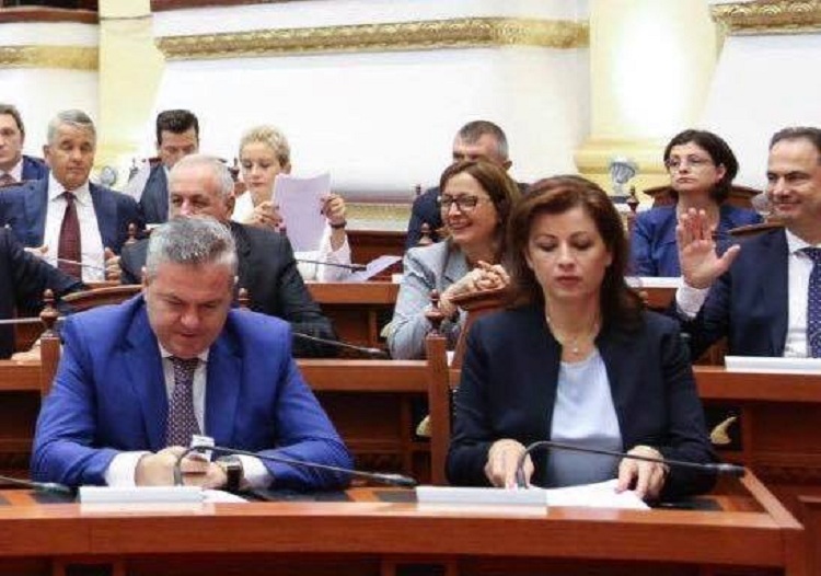 Deputetja e re nga Durrësi ulet për herë të parë në Kuvend (FOTO)