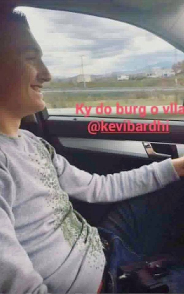 Shihni djalin e kryebashkiakut që lëviz me pistoletë nëpër qytet (FOTO)