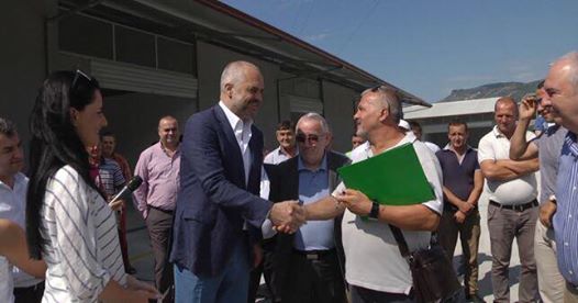 “Biznesmeni që përplasi policinë në Elbasan shtrëngoi duart me Ramën”