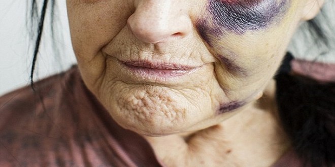 Rreh keq nënën, kërkonte lekët e pensionit për të pirë alkool