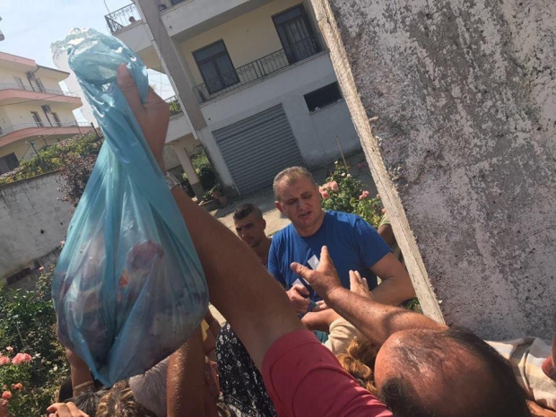 FOTO/ Doli i pafajshëm nga aksidenti, deputeti Rakipi shpërndan mish në lagjen ku u rrit