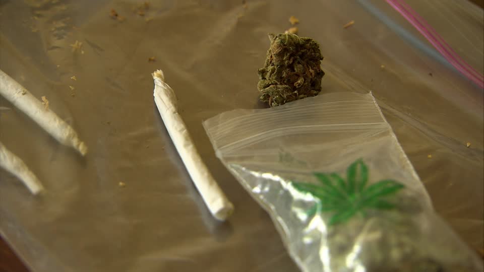 Rrugëve të Durrësit me kanabis në xhep, policia kap dy 20-vjeçarë