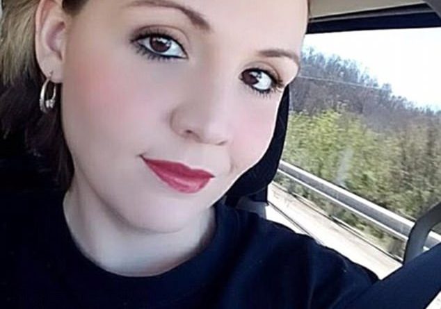 Mësuesja u dërgon foto nudo nxënësve të gjimnazit