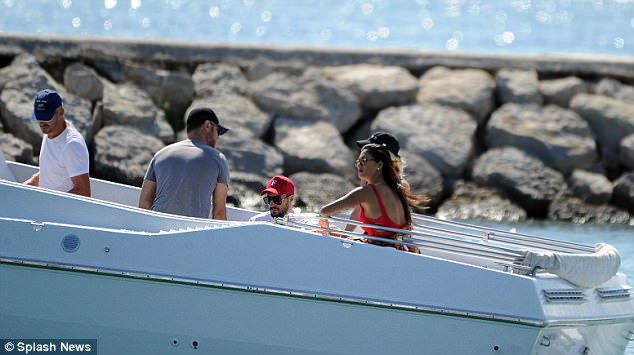 Djali i bosit shqiptar fotografohet në jaht me këngëtaren e famshme (FOTO)