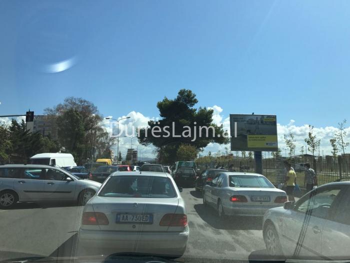 FOTO/ Përplasen një fuoristradë dhe një “Benz” në hyrje të Durrësit