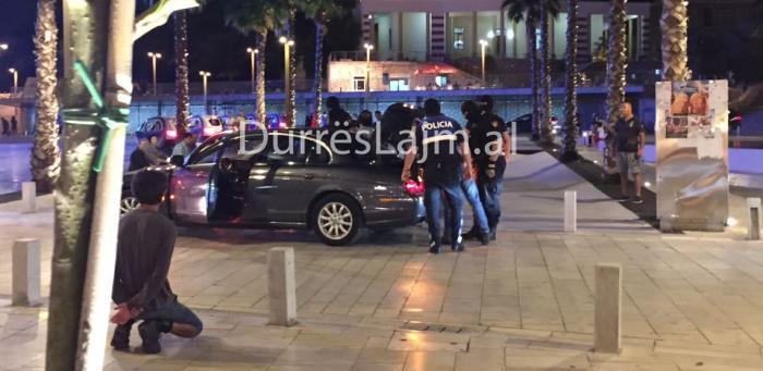 Superaksion në qendër të Durrësit, policët me maska kontroll makinave luksoze (FOTO)