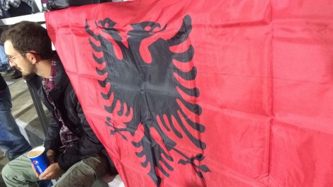 Maqedoni-Shqipëri/ Zyrtarët vendas tentojnë të heqin flamurin shqiptar nga tribuna