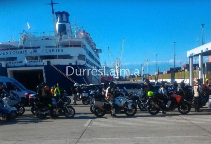 Grupi i motoristëve ‘pushton’ portin e Durrësit (FOTO+VIDEO)