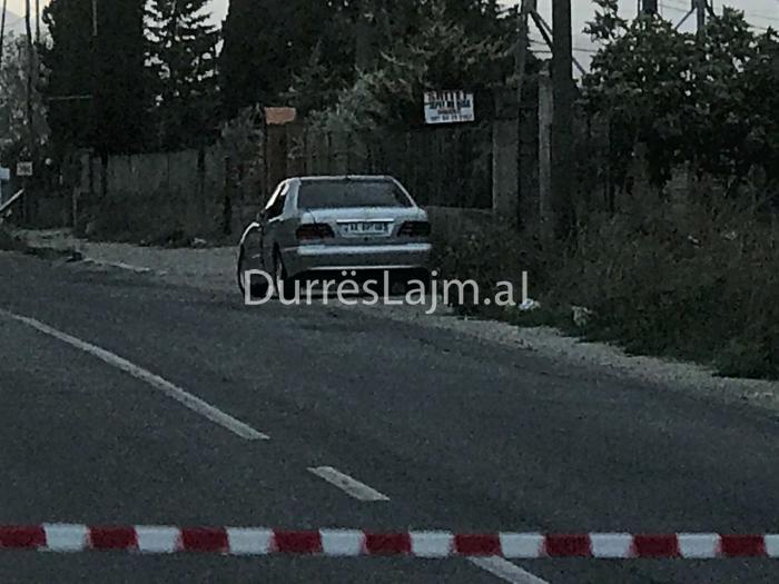 FOTO+VIDEO/ Ja “Benz”-i që iu vendos eksploziv, bllokohen banorët e Shijakut