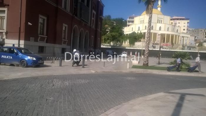 “Blindohet” qendra e Durrësit (FOTO)