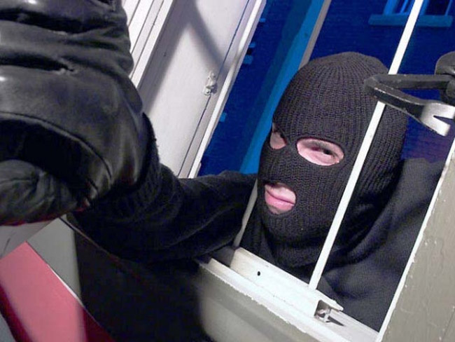 Grabisin banesën në Kavajë dhe dhunojnë pronarin