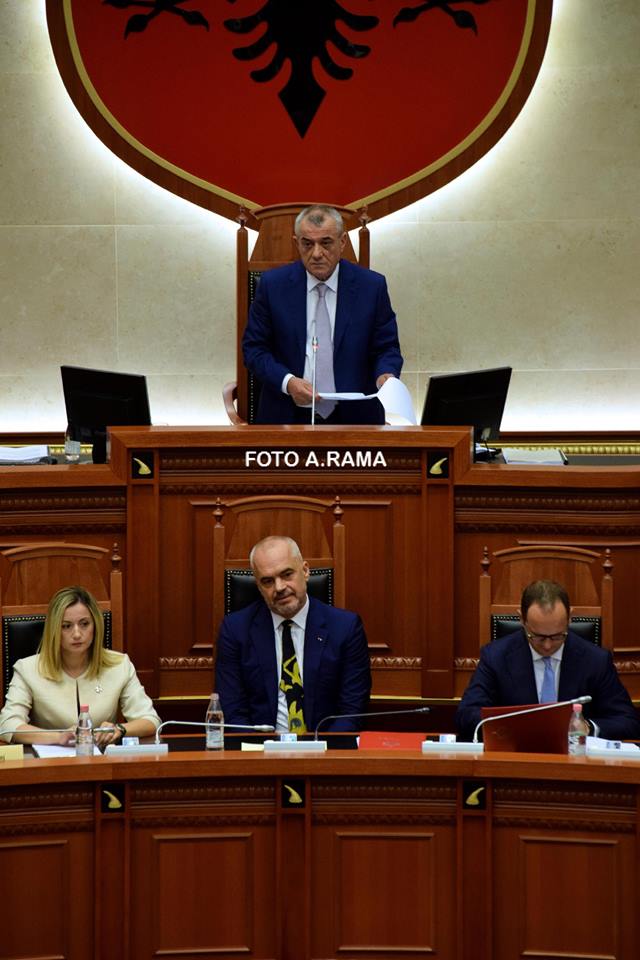 A do të hiqen dekoratat e dhëna nga Presidenti i Shqipërisë?