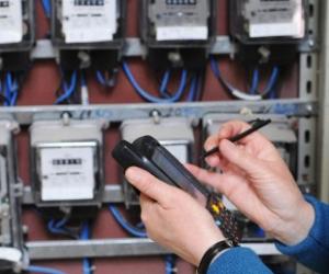 Fshin kilovatët në matës, arrestohet elektricisti