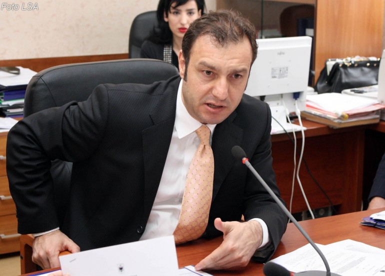 Eduard Shalsi nuk tërhiqet nga ligji i plehrave