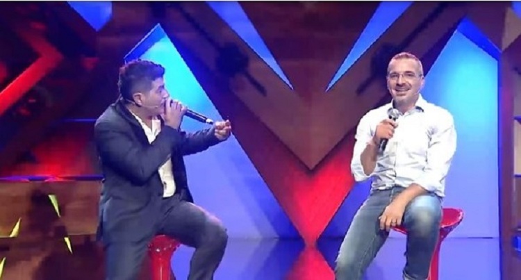 Siç nuk e keni parë ndonjëherë, Saimir Tahiri i këndon vetes (VIDEO)