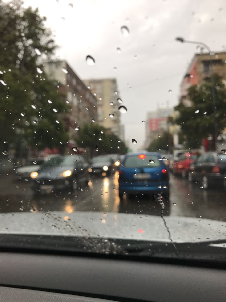 Moti i keq, trafik super i rënduar në rrugët e Durrësit (VIDEO+FOTO)