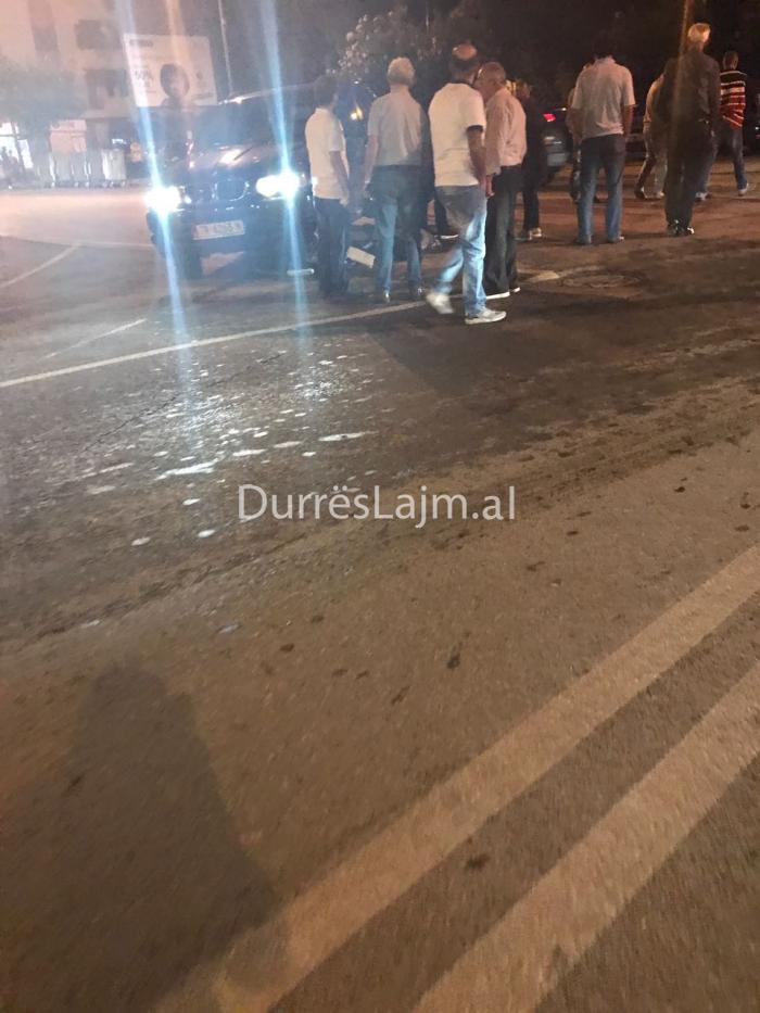 Aksident i frikshëm në mes të Durrësit, “BMW X5” zë nën rrota biçikletën (FOTO+VIDEO)