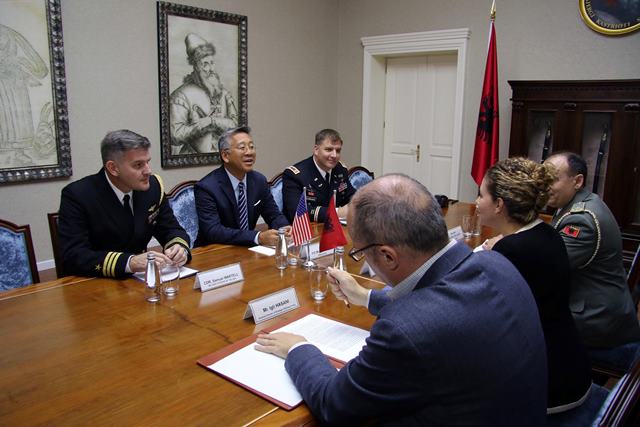 Ministrja e Mbrojtjes takon ambasadorin Lu