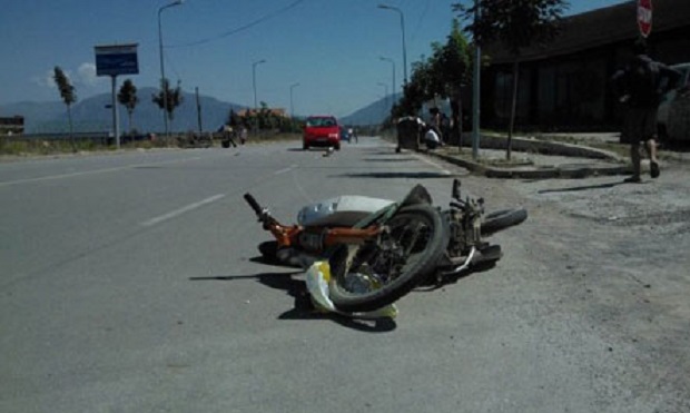Benzi përplas motorrin, drejtuesi ndërron jetë