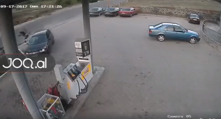 VIDEO/ Aksident i frikshëm, makina hedh në ajër djalin me motor dhe përplaset me karburantin