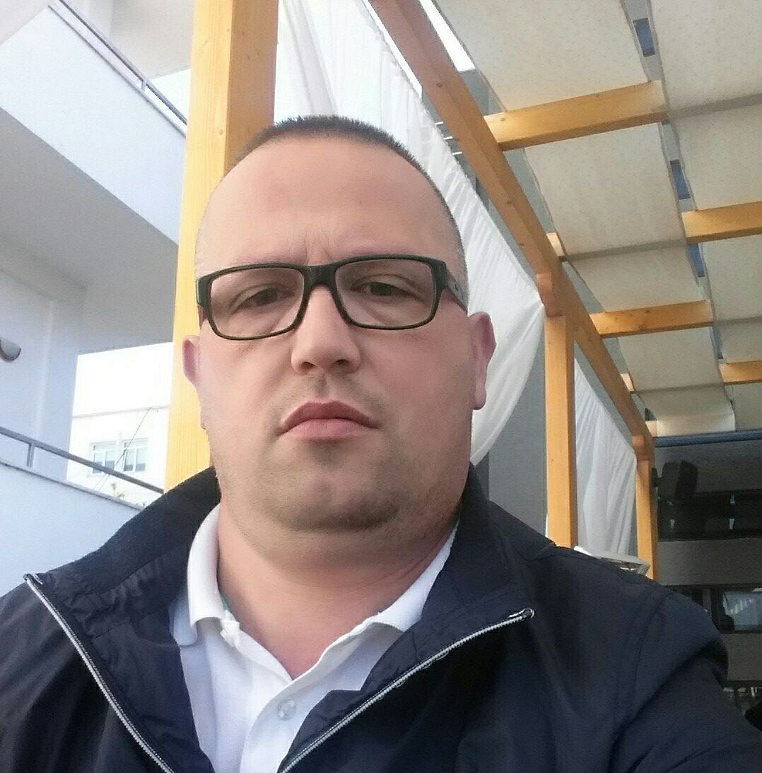 Plagoset zyrtari i Prefekturës pas emërimit, pritë para banesës