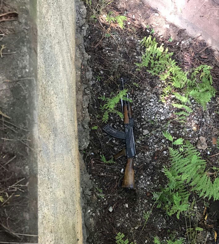 I dënuari kërcënon me kallashnikov dy të rinjtë