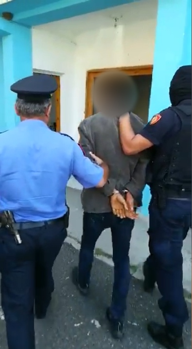 Kontrolle nga FNSH e Policia, prangoset “i forti” që qarkullonte me pistoletë (FOTO & VIDEO)