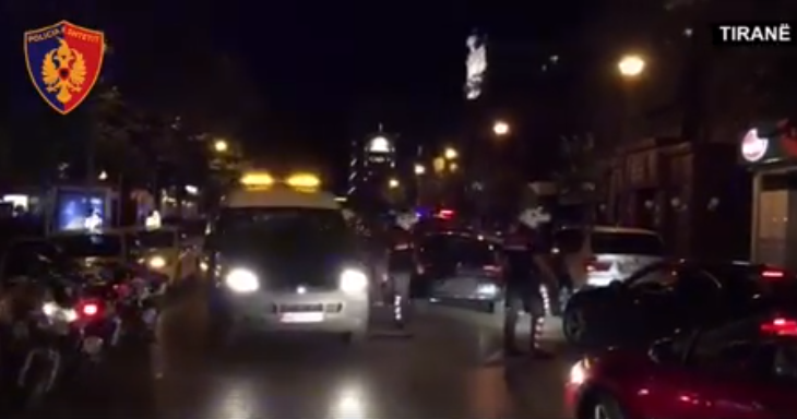 VIDEO/ Kontrolli i befasishëm fundos dy veta në Tiranë, kokainë e thika në ‘Benz’