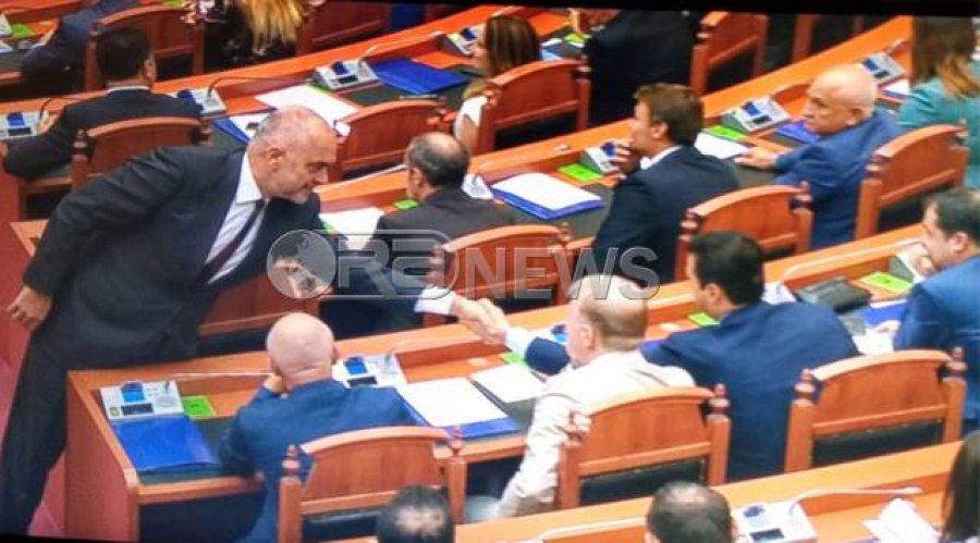 Rama pas votimit ironizon Bashën: Kryetar mirë?