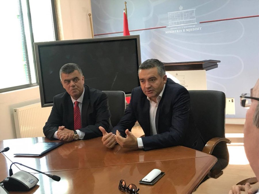 Lefter Koka i dorëzon detyrën e ministrit Blendi Klosit. Çfarë thanë në takim