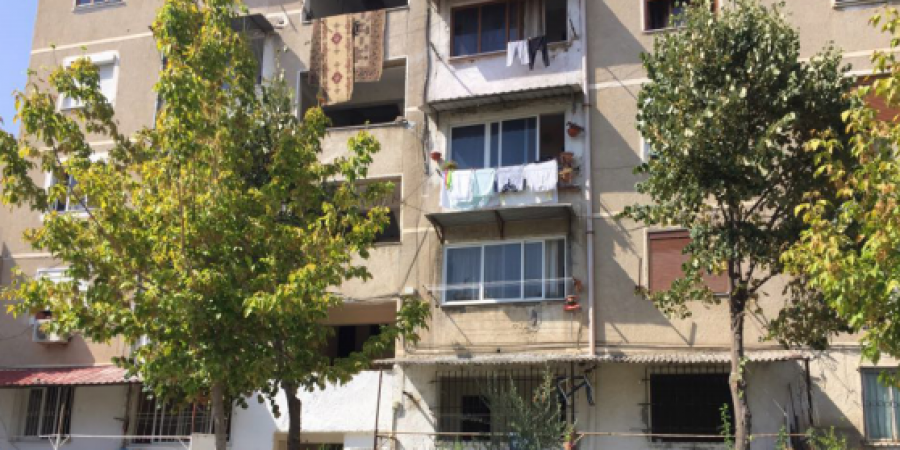 ‘Çmendet’ familja, fluturon mobiljet nga kati i pestë duke tmerruar njerëzit