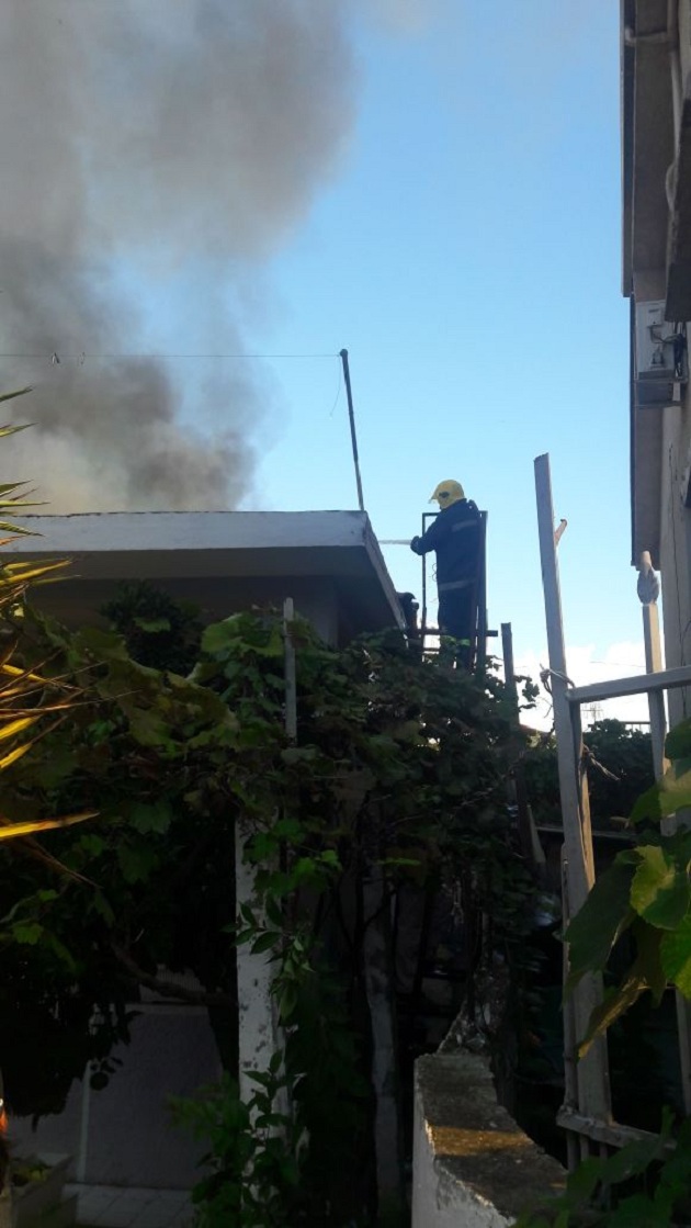 Shtëpia private përfshihet nga flakët, Policia: Brenda nuk ka njerëz