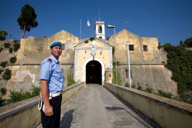 Sherr mes shqiptarësh në burgun e Porto Azurros në Itali