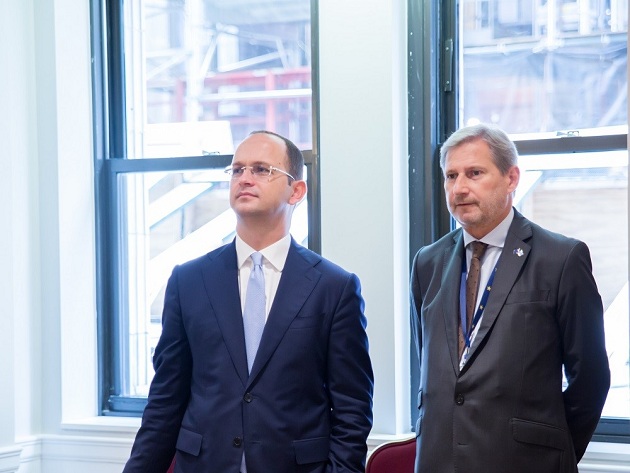 Ministri Bushati takon Komisionierin Hahn në SHBA