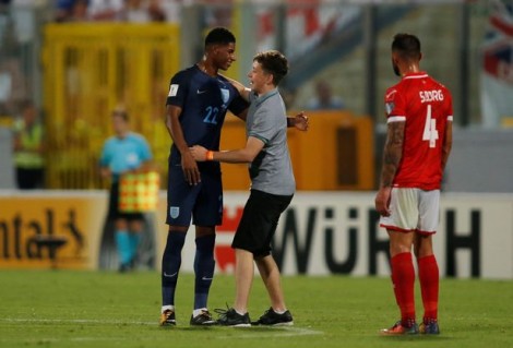 Çmenduria e tifozit, pushton fushën pas një basti në “Twitter” (VIDEO)