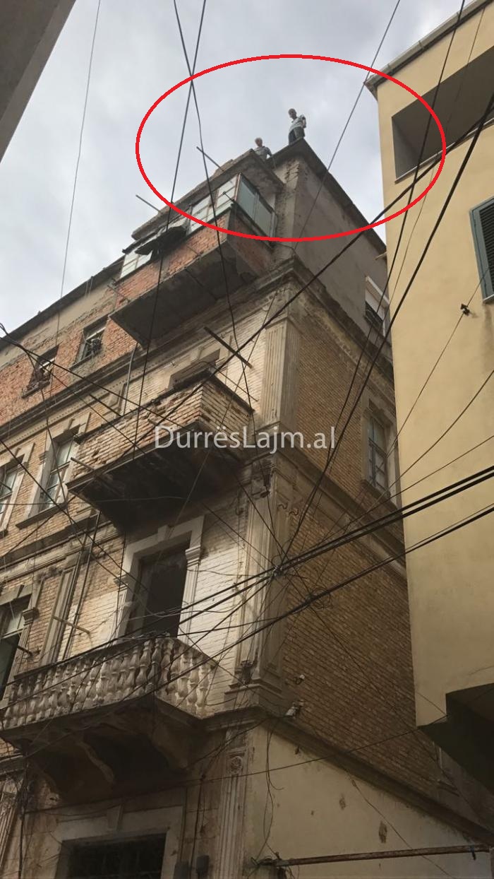 LAJM I FUNDIT/ Dy vëllezër në Durrës kërcënojnë me vetëvrasje nga tarraca e pallatit (FOTO)