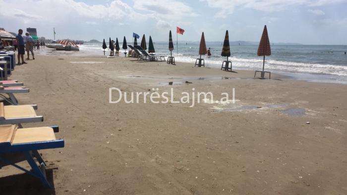 Durrës, reshjet pengojnë pushuesit, por disa sfidojnë motin e keq (FOTO)