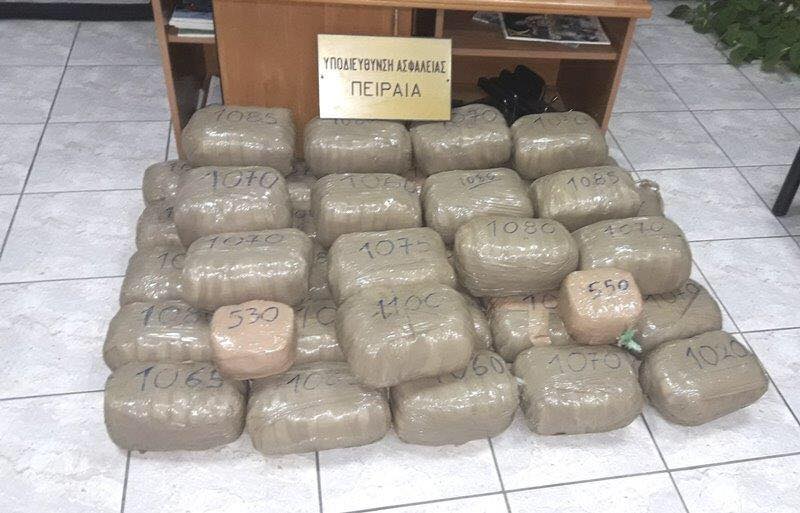 Policia iu gjen  41 kg marijuanë në makinë, në pranga shqiptarët dhe shtetasi grek